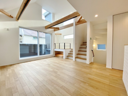 　同建設会社施工例
シンプルなつくりは家具を選ばずに、お住まいをデザインできます！
参考建物のご案内はいつでも可能！！
※実際の仕様と異なる場合が御座います。